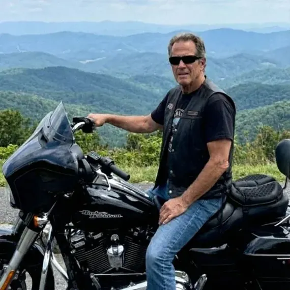 Gerd L. auf seiner Harley-Davidson, hoch über den Bergen