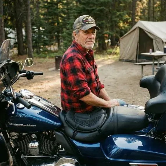 Reinhard P. auf seiner Harley mit SelleZen, am Zeltplatz