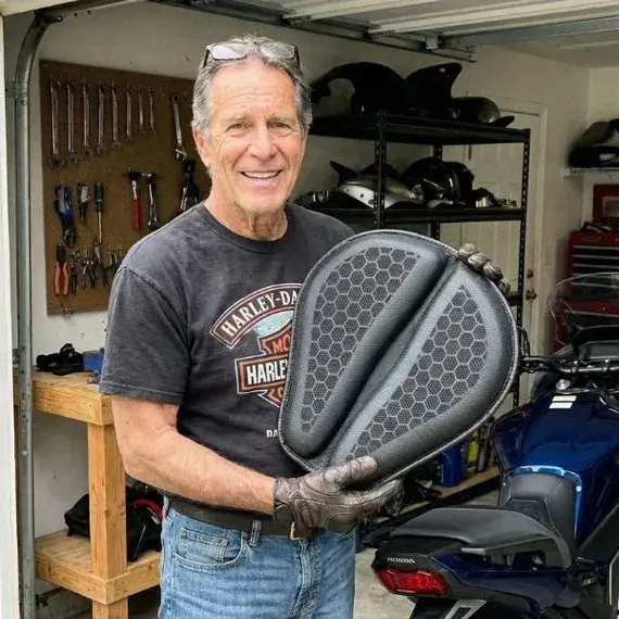 Norbert J. mit seinem SelleZen Kissen in der Garage