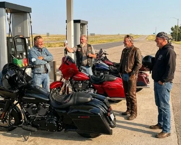 Vier Biker plaudern an der Tankstelle, Motorräder mit SelleZen ausgestattet